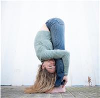 Clases de yoga suave y movimiento para personas mayores y niños