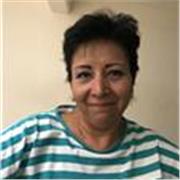 Profesora de inglés que imparte clases a niños de todas las edades