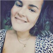 Profesora de inglés imparte clases de apoyo a niños/as de Educación Primaria