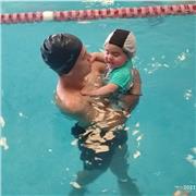 Profesor de natación imparte clases a niños y adultos