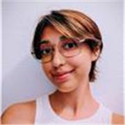 Puedo dar clase a niños y adolescentes de cualquier edad. Me defino como una persona paciente y amable.