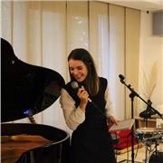 Professeur de Piano. Enseigne la théorie de la musique, lecture à
vue et des techniques pratiques aux élèves.