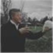 Profesor de apoyo escolar para niños enfocado en historia universal