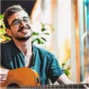 🎸 Chitarra Acustica ed Elettrica con Maestro Diplomato al Conservatorio (110L) – Lezioni a Domicilio a Roma!