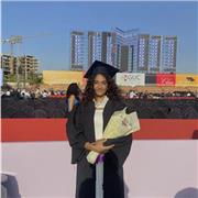 Geduldige Unterstützung beim Lernen mit Erfahrung für bessere Noten in der Schule.