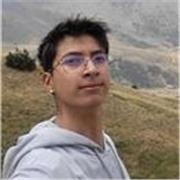 Estudiante de ingeniería imparte clases para alumnos de bachillerato, enfocado en preparación para la PAU