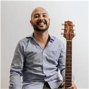 Se vuoi imparare a suonare la chitarra o scrivere canzoni in modo autentico, costruiremo insieme un percorso su misura per te! 