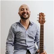 Se vuoi imparare a suonare la chitarra o scrivere canzoni in modo autentico, costruiremo insieme un percorso su misura per te!