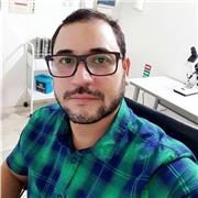 profesor que imparte clases a niños de todas las edades