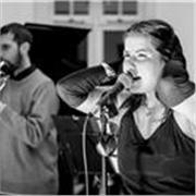 Cantante y profesora de canto con alma jazzera. Amo explorar la voz como instrumento expresivo y creativo