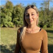 Offro aiuto compiti, preferibilmente online. Posso aiutare con italiano, storia e geografia, ma valuto anche materie di indirizzo alberghiero. Sono laureata in Scienze della comunicazione e diplomata in enogastronomia.