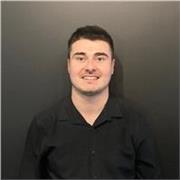 Prof multitâche prêt à aider dans de nombreuses matières