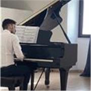 Diplomato in conservatorio in pianoforte, insegno da più di 10 anni, lezioni adatte ad ogni età e livello. Prezzo vantaggioso