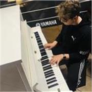 Cerchi un insegnante di pianoforte per iniziare/migliorare a suonare?  Faccio al caso tuo!