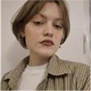 Nauczycielka języka angielskiego prowadzi zajęcia