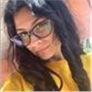 Profesora de español imparte clases a niños de 10 a 15 años