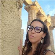 Insegnante di lettere alle superiori impartisce lezioni di italiano e storia per tutte le classi