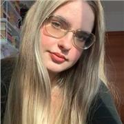 Chica de 19 años que ha realizado bachillerato científico. Con matrícula de honor en la ESO.