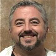 profesor de español que imparte clases desde niños hacia todas las edades