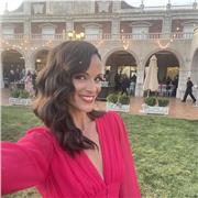 Maestra de educación infantil titulada con especialidad en lengua extranjera inglesa se ofrece para dar clases a niños y jóvenes.