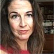 Profesora y traductora con amplia experiencia imparte clases de castellano para extranjeros. Clases de inglés y francés.