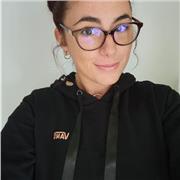 Soy una tutor italiana con experiencia en enseñar el idioma y la cultura de Italia. Estoy aquí para ofrecer clases a personas de todas las edades, incluyendo niños, interesadas en aprender italiano y sumergirse en la rica herencia italiana.