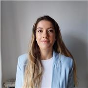 Profesora de matemáticas imparte clases de primaria