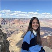 ¡Hola! Soy Elena, graduada en Estudios Ingleses y profesora de inglés con más de cinco años de experiencia trabajando con niños.