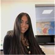 Laureata e con un master in marketing e comunicazione insegna scienze umane e italiano (grammatica e letteratura)