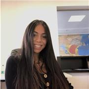 Laureata e con un master in marketing e comunicazione insegna scienze umane e italiano (grammatica e letteratura)