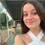 Profesora de ingles que imparte clases a niños de primaria y primero y segundo de la eso