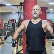 Mas de 30 años entrenando en gimnasios, desde los 16. Quiero compartir mis conocimientos con quien los necesite y ayudarlos