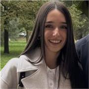 Prossima alla laurea in Giurisprudenza, offre lezioni di diritto. 