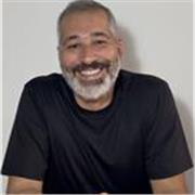 Una fabbrica delle emozioni in un continuo alternarsi di giochi teatrali mediante i quali il singolo individuo sperimenta l’arte 