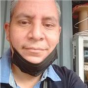 El profesor de ingles brinda clases a toda clase de alumnos de todo nivel