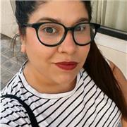 Soy profesora de bellas artes con más de 10 años de experiencia. Mi objetivo es acompañar a los alumnos en su proceso creativo