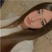 Atenta, implicada y muy preocupada por sus notas