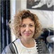 Master in inglese impartisce lezioni a ragazzi fino alla scuola secondaria di secondo grado così come per la lingua francese