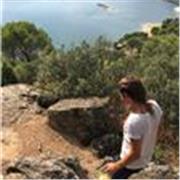 Soy Profesora en Educación física y Guardavidas, me recibí en la Universidad Nacional de la plata en Argentina.