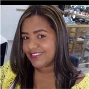 Profesora de ciencias naturales imparte clases a niños de todas las edades