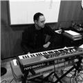 Profesor de piano y lenguaje musical titulado, grado medio (66), con más de 20 años de experiencia y además pianista, teclista pro
