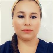 Profesora que dicta clase a estudiantes de todas las edades