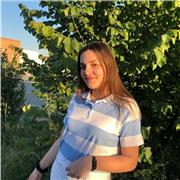 Profesora de química que imparte clases a niños con dificultades en el área de los números
