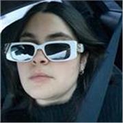 Soy una chica joven que quiere enseñar a niños de primaria y principios de secundaria, sobre el mundo matemático.