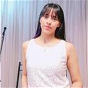 Profesora de español da clases a personas de todas las edades