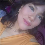 Profesora de español imparte clases a niños de todas las edades