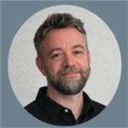 Journaliste et communicant de formation, donne des cours de français et de soutien aux devoirs