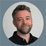 Journaliste et communicant de formation, donne des cours de français et de soutien aux devoirs