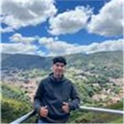 Profesor de matematicas que imparte imparte clases a estudiantes de todas las edades
