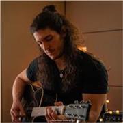 Diplomato in Conservatorio impartisce lezioni di chitarra moderna, teoria e solfeggio